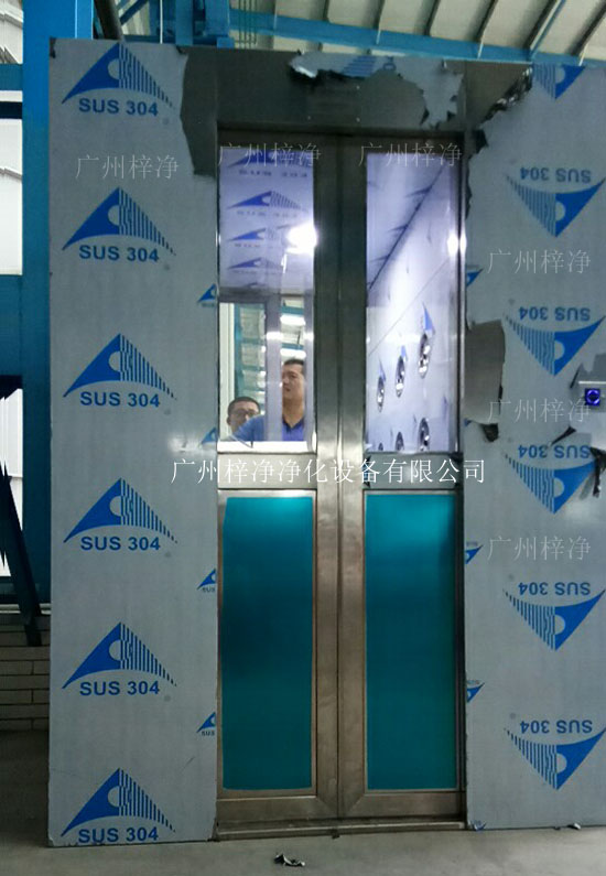 自動平移門風(fēng)淋間功能可選自動感應(yīng)、手動控制兩種。 自動平移門風(fēng)淋間功能可選自動感應(yīng)、手動控制兩種。