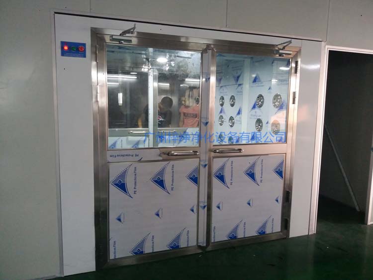 普通貨淋室安裝現場,使用人員正在驗收 普通貨淋室安裝現場