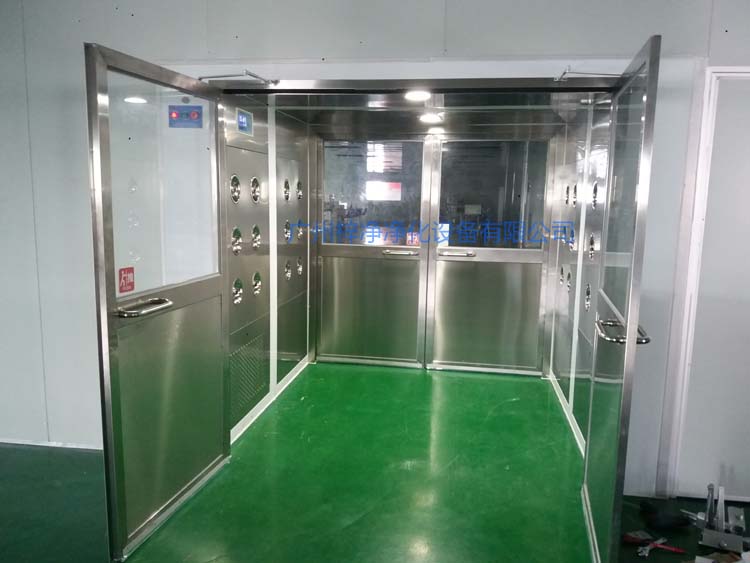 雙開門貨淋室前門打開,后門緊鎖 防止?jié)崈羰遗c非潔凈室空氣對流。 雙開門貨淋室前門打開,后門緊鎖 防止?jié)崈羰遗c非潔凈室空氣對流。