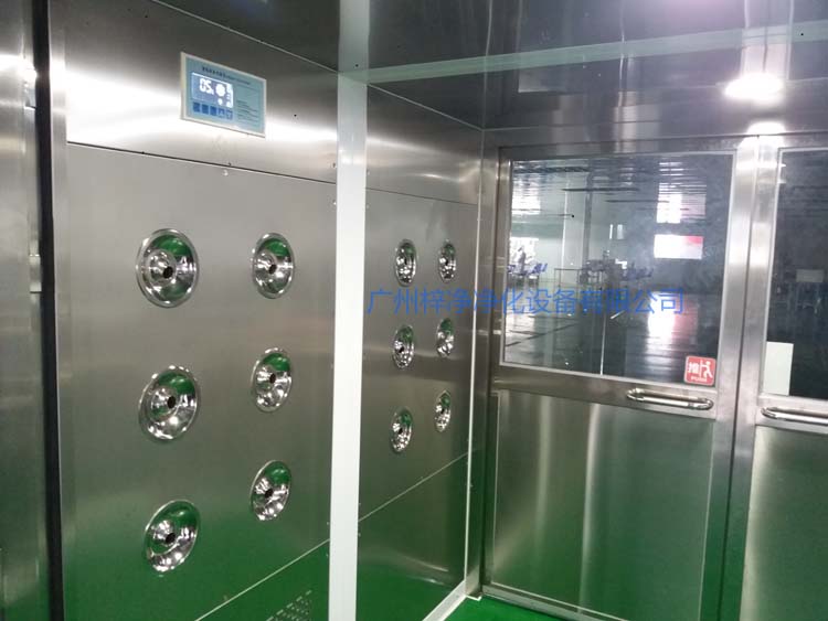 雙開門貨淋室工作區(qū)配智能控制器,方便人員使用操作。 雙開門貨淋室工作區(qū)配智能控制器,方便人員使用操作。