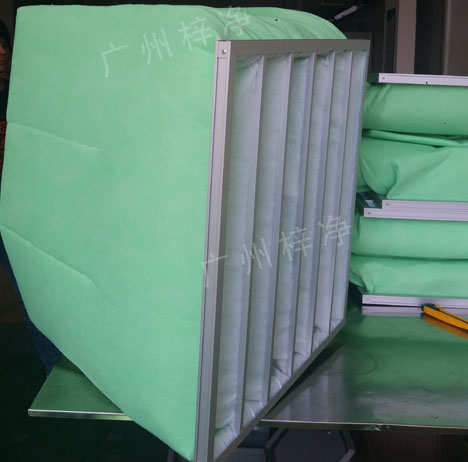 過(guò)濾棉袋式初效過(guò)濾器采用過(guò)濾棉縫制袋。 過(guò)濾棉袋式初效過(guò)濾器采用過(guò)濾棉縫制袋。