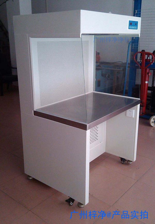 水平層流百級潔凈工作臺可連接組成生產流水線,也可單臺使用,可移動,靈活性強等優點。