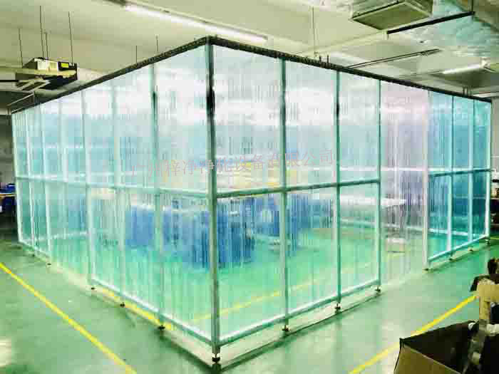 百級(jí)潔凈棚是一種簡(jiǎn)易的潔凈室，可快速提高區(qū)域潔凈度的設(shè)備。