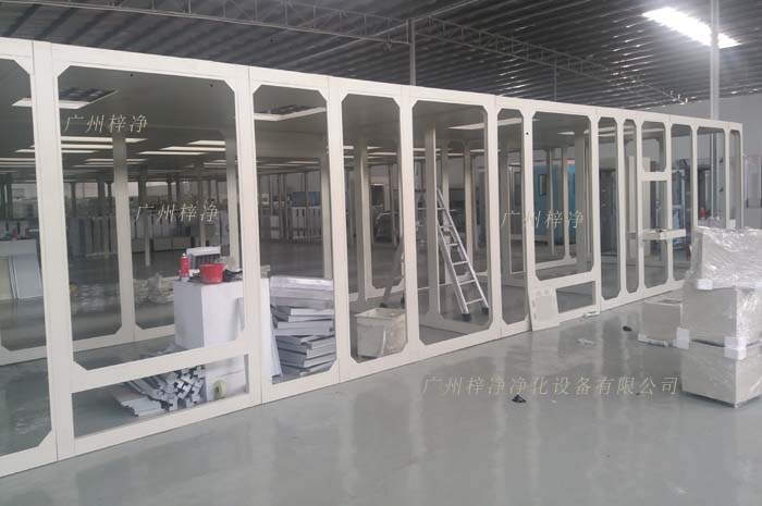 百級潔凈棚其實也屬于潔凈棚中的一種，也被叫作百級無塵工作站，被稱之為百級潔凈棚的主要原因還是在于其內(nèi)部潔凈度可達到凈化百級