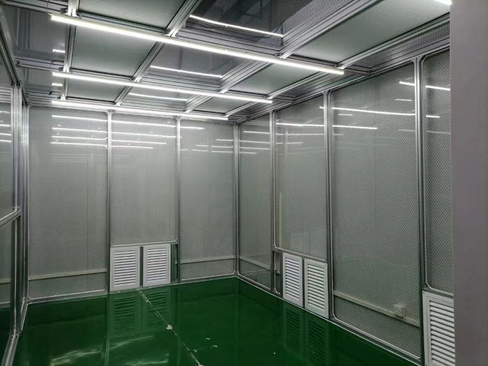 選擇百級無塵潔凈棚還是千級無塵潔凈棚，應(yīng)根據(jù)具體的生產(chǎn)需求、產(chǎn)品要求和預(yù)算來決定。