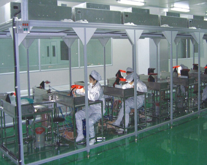 操作人員進入潔凈棚前，應穿戴合格的潔凈服、鞋、帽、口罩等防護用品。