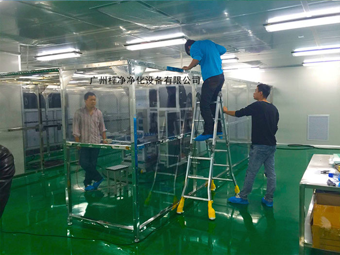潔凈棚是一種能夠控制室內空氣潔凈度的臨時性或半永久性設施。